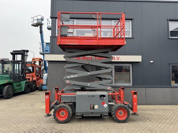 Grote foto skyjack sj 6832rt schaarhoogwerker scissor arbeitsbuhne 2016 4x4 kubota diesel 12m werkhoogte doe het zelf en verbouw hoogwerkers