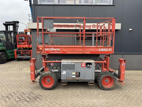 Grote foto skyjack sj 6832rt schaarhoogwerker scissor arbeitsbuhne 2015 4x4 kubota diesel 12m werkhoogte doe het zelf en verbouw hoogwerkers