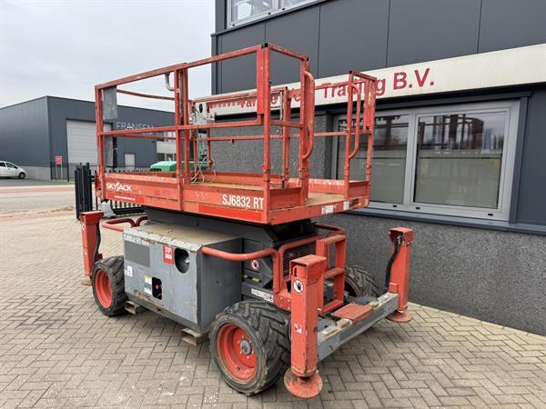 Grote foto skyjack sj 6832rt schaarhoogwerker scissor arbeitsbuhne 2015 4x4 kubota diesel 12m werkhoogte doe het zelf en verbouw hoogwerkers