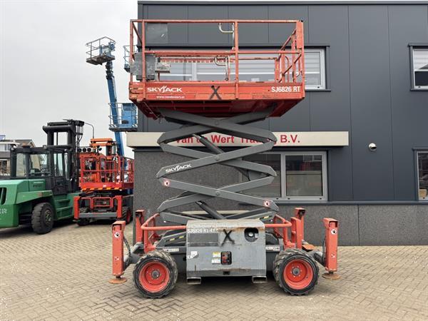 Grote foto skyjack sj 6826rt schaarhoogwerker scissor arbeitsbuhne 2015 4x4 kubota diesel 10m werkhoogte doe het zelf en verbouw hoogwerkers