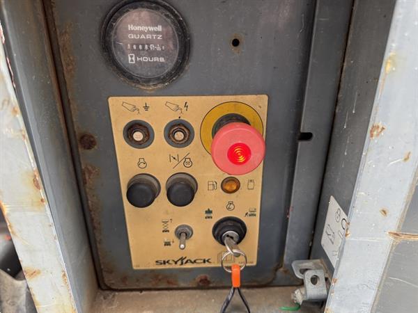 Grote foto skyjack sj 6832rt schaarhoogwerker scissor arbeitsbuhne 2015 4x4 kubota diesel 12m werkhoogte doe het zelf en verbouw hoogwerkers