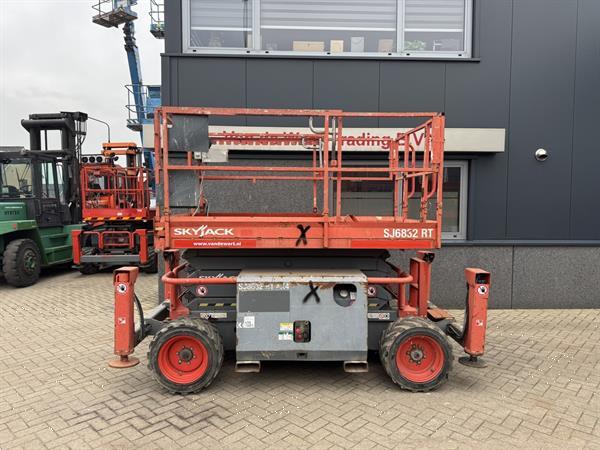 Grote foto skyjack sj 6832rt schaarhoogwerker scissor arbeitsbuhne 2015 4x4 kubota diesel 12m werkhoogte doe het zelf en verbouw hoogwerkers