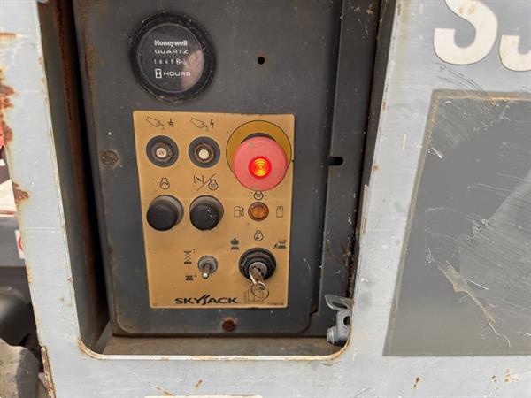 Grote foto skyjack sj 6832rt schaarhoogwerker scissor arbeitsbuhne 2015 4x4 kubota diesel 12m werkhoogte doe het zelf en verbouw hoogwerkers