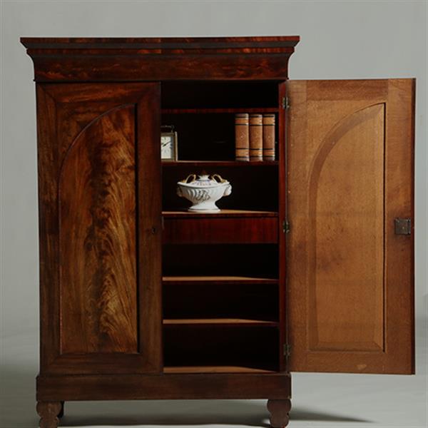 Grote foto kleine poortkast in mahonie met bloemmahonie ca 1820 met veel planken en 2 laden no.360405 antiek en kunst overige in antiek gebruiksvoorwerpen