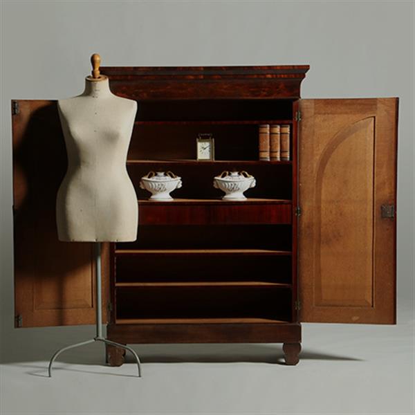 Grote foto kleine poortkast in mahonie met bloemmahonie ca 1820 met veel planken en 2 laden no.360405 antiek en kunst overige in antiek gebruiksvoorwerpen