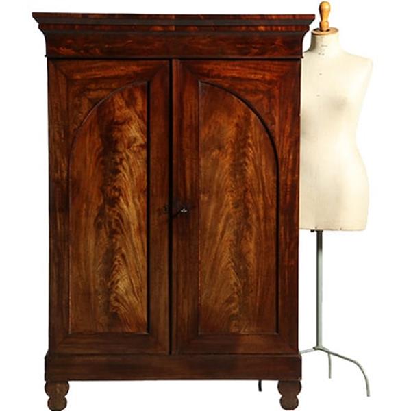 Grote foto kleine poortkast in mahonie met bloemmahonie ca 1820 met veel planken en 2 laden no.360405 antiek en kunst overige in antiek gebruiksvoorwerpen