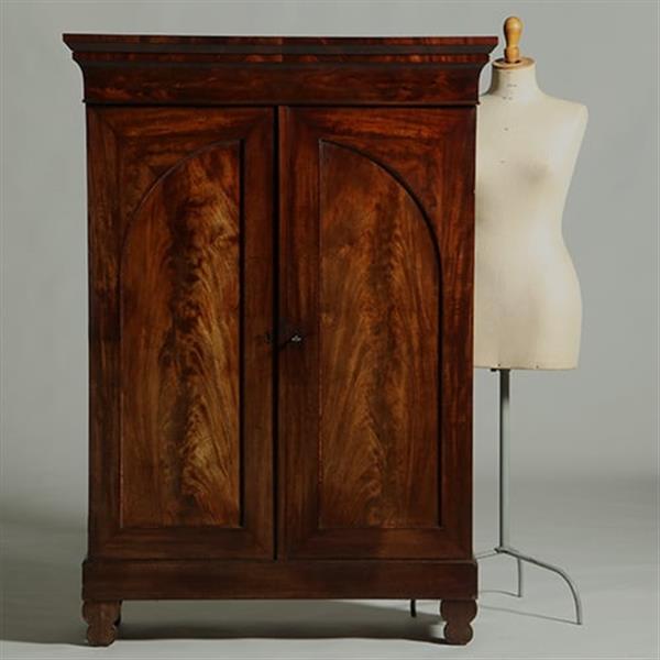 Grote foto kleine poortkast in mahonie met bloemmahonie ca 1820 met veel planken en 2 laden no.360405 antiek en kunst overige in antiek gebruiksvoorwerpen