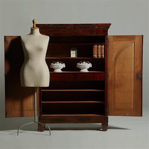 Grote foto kleine poortkast in mahonie met bloemmahonie ca 1820 met veel planken en 2 laden no.360405 antiek en kunst overige in antiek gebruiksvoorwerpen