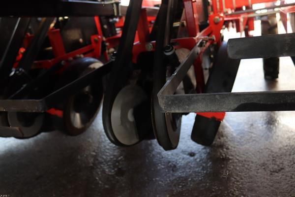 Grote foto gregoire besson cemag 934 4rgs preiplantmachine 4 rijen agrarisch zaaimachines