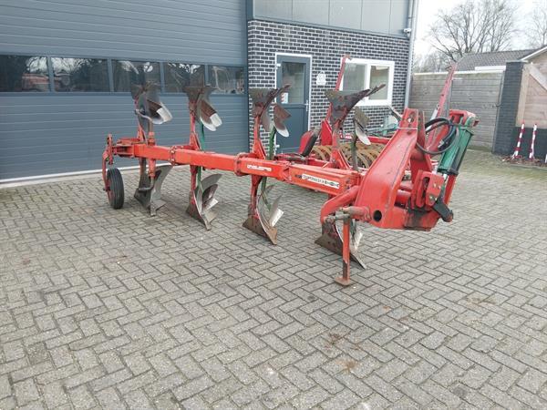 Grote foto kverneland 4 schaar ploeg met vorenpakker en woelers agrarisch ploegen