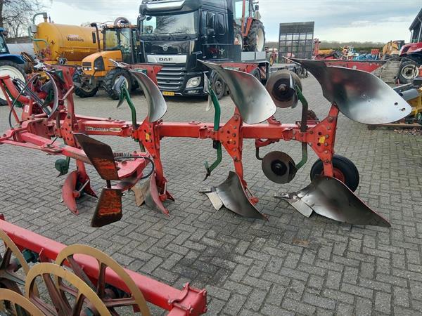 Grote foto kverneland 4 schaar ploeg met vorenpakker en woelers agrarisch ploegen