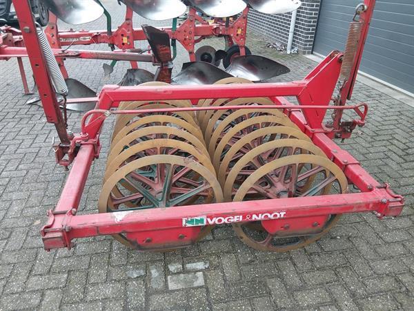 Grote foto kverneland 4 schaar ploeg met vorenpakker en woelers agrarisch ploegen