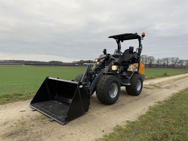 Grote foto giant g2700 x tra hd minishovel 2025 demo 89 uur agrarisch shovels
