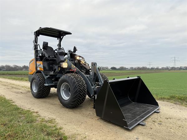 Grote foto giant g2700 x tra hd minishovel 2025 demo 89 uur agrarisch shovels