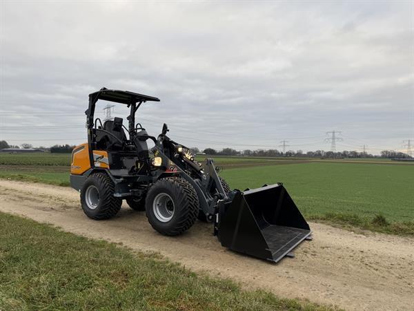 Grote foto giant g2700 x tra hd minishovel 2025 demo 89 uur agrarisch shovels
