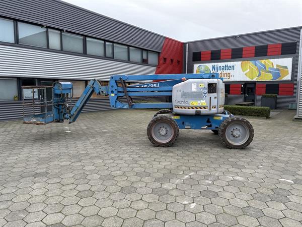 Grote foto hoogwerker knikarmhoogwerker doe het zelf en verbouw hoogwerkers