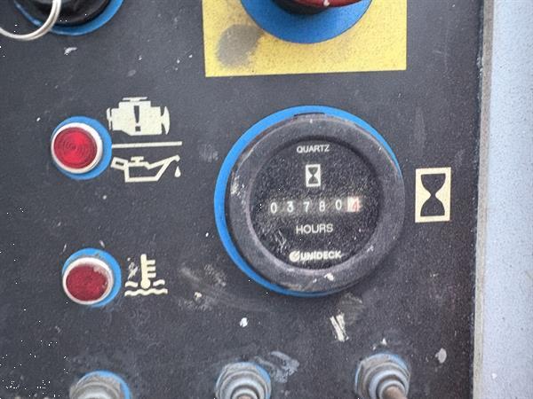 Grote foto hoogwerker knikarmhoogwerker doe het zelf en verbouw hoogwerkers