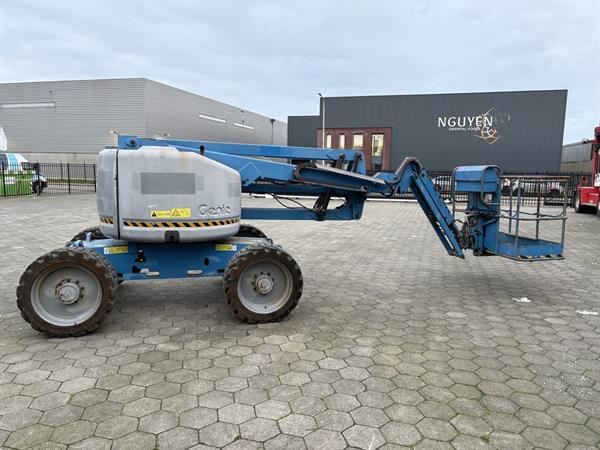 Grote foto hoogwerker knikarmhoogwerker doe het zelf en verbouw hoogwerkers