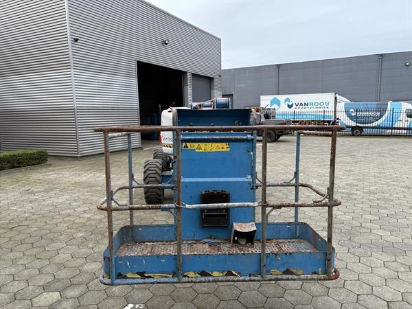 Grote foto hoogwerker knikarmhoogwerker doe het zelf en verbouw hoogwerkers