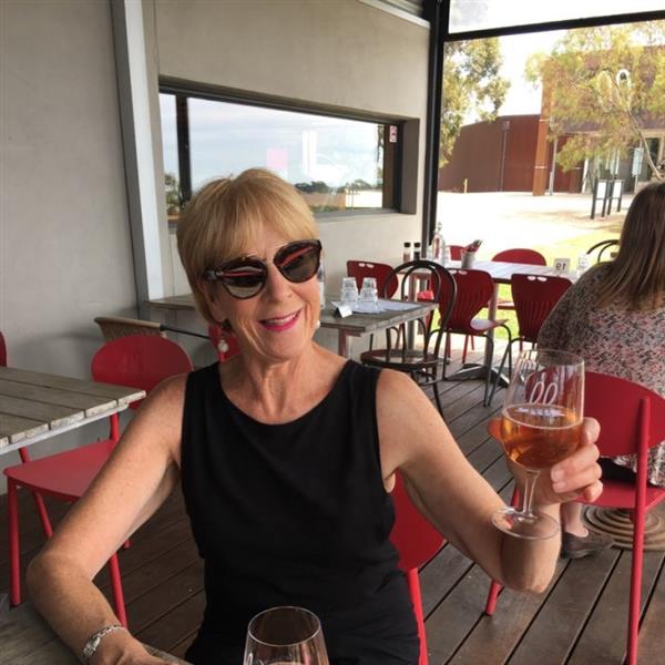 Grote foto geld zat maar alleen wie wil me helpen contacten en berichten vrouw zoekt man