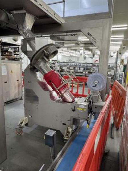 Grote foto newtec 4009 b2 afweegmachine met 1 netverpakkingsmachine elevator en rollenleesband agrarisch tuinbouw