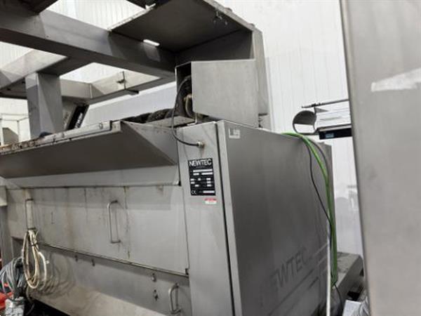 Grote foto newtec 4009 b2 afweegmachine met 1 netverpakkingsmachine elevator en rollenleesband agrarisch tuinbouw