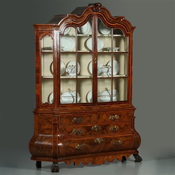 Grote foto dubbelgebogen porcelein kabinet in notenwortel met citroenhout beschilderd interieur ca 1750 no.36 antiek en kunst overige in antiek gebruiksvoorwerpen