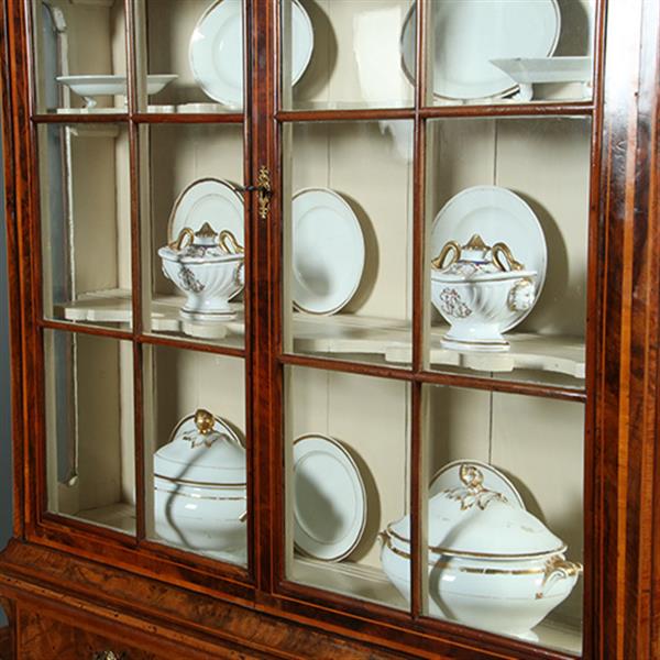 Grote foto dubbelgebogen porcelein kabinet in notenwortel met citroenhout beschilderd interieur ca 1750 no.36 antiek en kunst overige in antiek gebruiksvoorwerpen