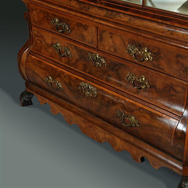 Grote foto dubbelgebogen porcelein kabinet in notenwortel met citroenhout beschilderd interieur ca 1750 no.36 antiek en kunst overige in antiek gebruiksvoorwerpen