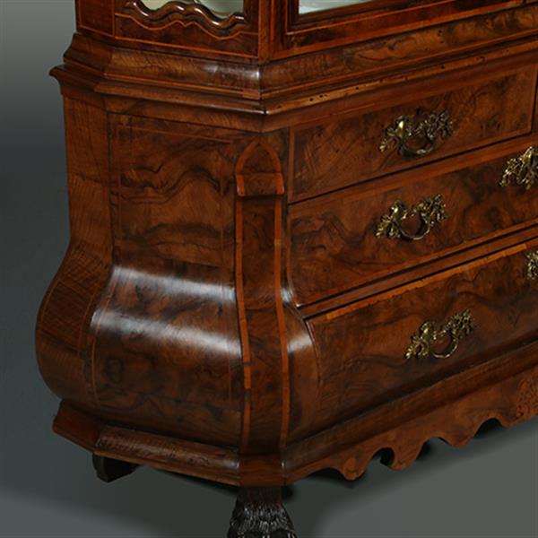 Grote foto dubbelgebogen porcelein kabinet in notenwortel met citroenhout beschilderd interieur ca 1750 no.36 antiek en kunst overige in antiek gebruiksvoorwerpen