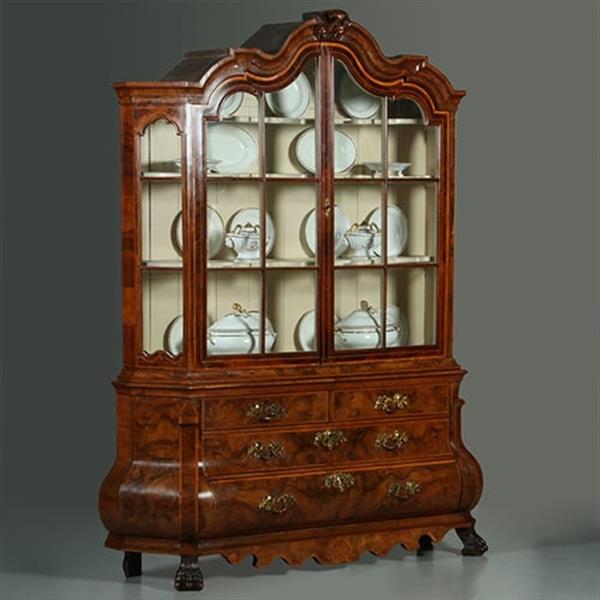 Grote foto dubbelgebogen porcelein kabinet in notenwortel met citroenhout beschilderd interieur ca 1750 no.36 antiek en kunst stoelen en banken