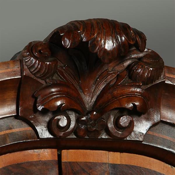 Grote foto dubbelgebogen porcelein kabinet in notenwortel met citroenhout beschilderd interieur ca 1750 no.36 antiek en kunst stoelen en banken