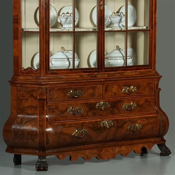 Grote foto dubbelgebogen porcelein kabinet in notenwortel met citroenhout beschilderd interieur ca 1750 no.36 antiek en kunst stoelen en banken