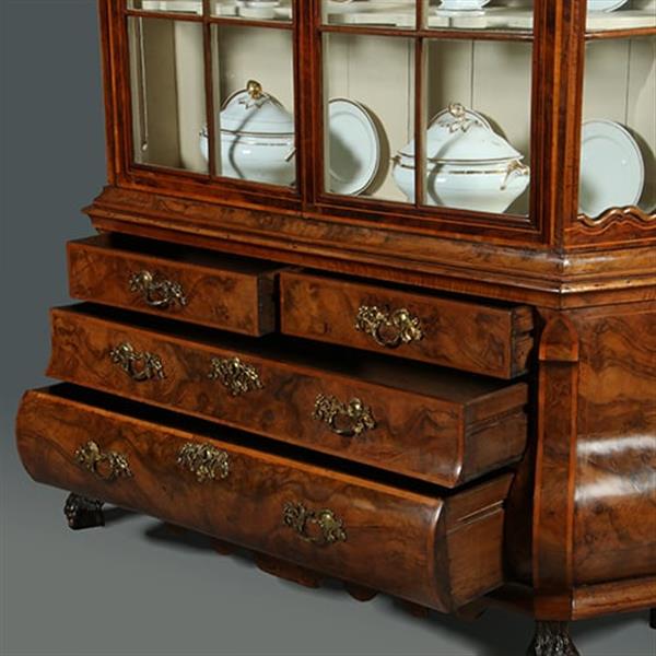 Grote foto dubbelgebogen porcelein kabinet in notenwortel met citroenhout beschilderd interieur ca 1750 no.36 antiek en kunst stoelen en banken