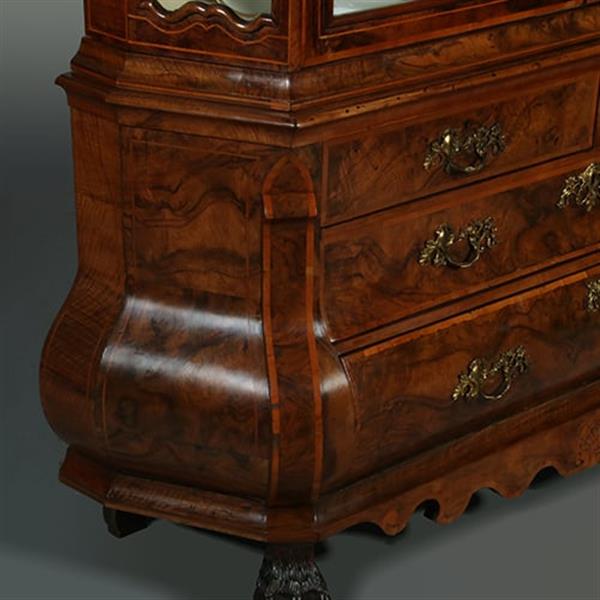 Grote foto dubbelgebogen porcelein kabinet in notenwortel met citroenhout beschilderd interieur ca 1750 no.36 antiek en kunst stoelen en banken