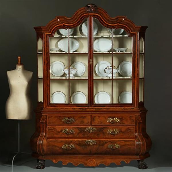 Grote foto dubbelgebogen porcelein kabinet in notenwortel met citroenhout beschilderd interieur ca 1750 no.36 antiek en kunst stoelen en banken