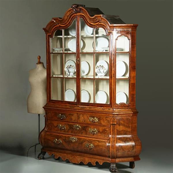 Grote foto dubbelgebogen porcelein kabinet in notenwortel met citroenhout beschilderd interieur ca 1750 no.36 antiek en kunst stoelen en banken