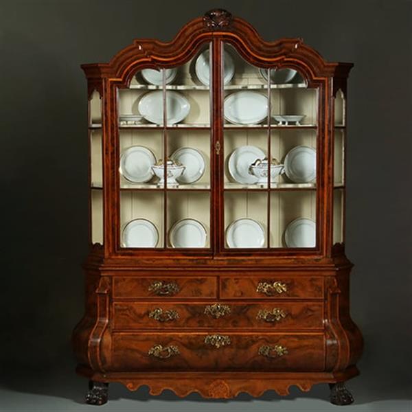 Grote foto dubbelgebogen porcelein kabinet in notenwortel met citroenhout beschilderd interieur ca 1750 no.36 antiek en kunst stoelen en banken