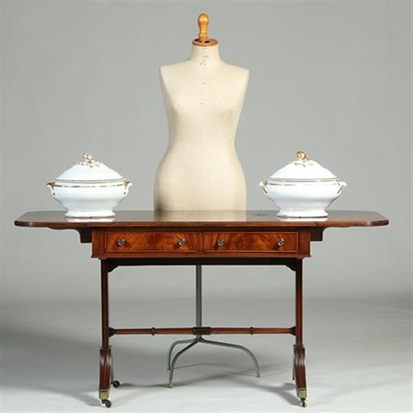 Grote foto mahonie met bloemmahonie sidetable of smalle schrijftafel met 2 laden en op en neerklapbare oren n antiek en kunst stoelen en banken