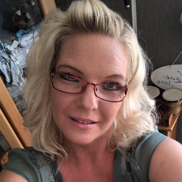 Grote foto kan jij mij een mooie toekomst en liefde bieden contacten en berichten vrouw zoekt man