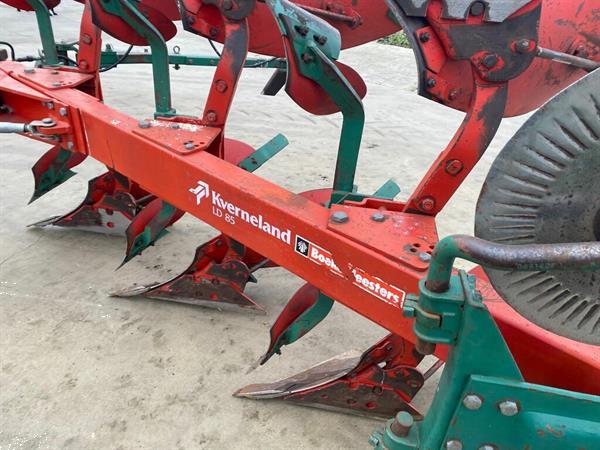 Grote foto kverneland ld85 ploeg 4 schaar agrarisch ploegen
