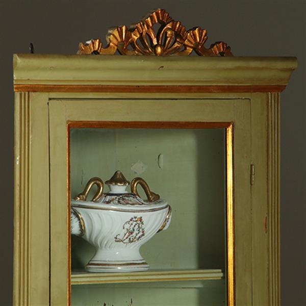 Grote foto smalle hoge louis seize hoekkast in salie en residagroen ca 1800 no.361805 antiek en kunst stoelen en banken