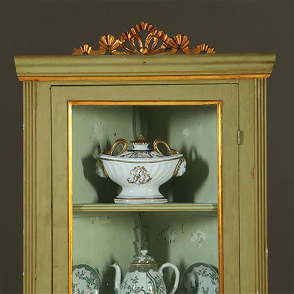 Grote foto smalle hoge louis seize hoekkast in salie en residagroen ca 1800 no.361805 antiek en kunst stoelen en banken