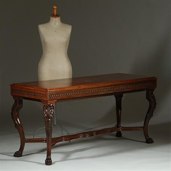 Grote foto amerikaanse bibliotheektafel met onzichtbaar vergrotingsmechaniek ook als eetkamertafel te gebruiken antiek en kunst stoelen en banken