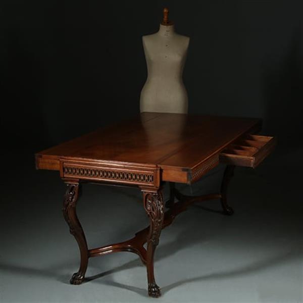 Grote foto amerikaanse bibliotheektafel met onzichtbaar vergrotingsmechaniek ook als eetkamertafel te gebruiken antiek en kunst stoelen en banken