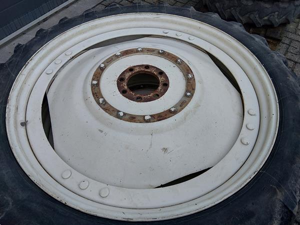Grote foto cultuurwielen 230 95 r28 230 95 r44 fiat new holland tl t5000 agrarisch wielen