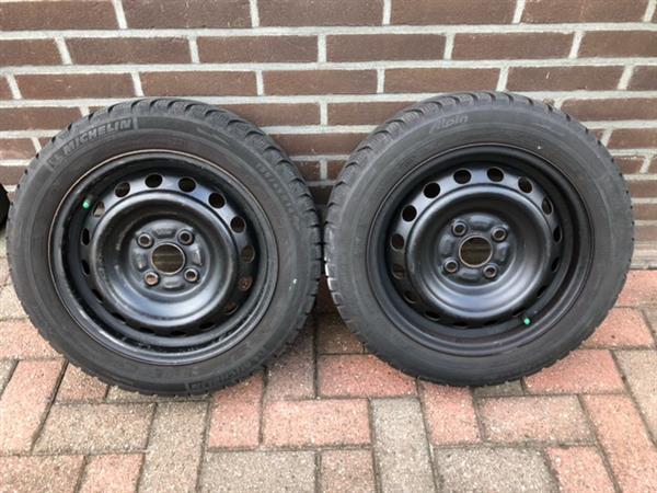 Grote foto 2x winterbanden op velg auto onderdelen banden en velgen