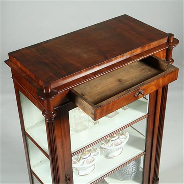 Grote foto hollandse biedermeier vitrinekast met lade en beschilderd interieur no.361810 antiek en kunst overige in antiek gebruiksvoorwerpen