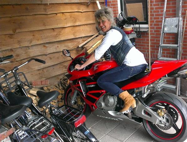 Grote foto ik zoek liefde geluk en die ene arm om me heen contacten en berichten vrouw zoekt man