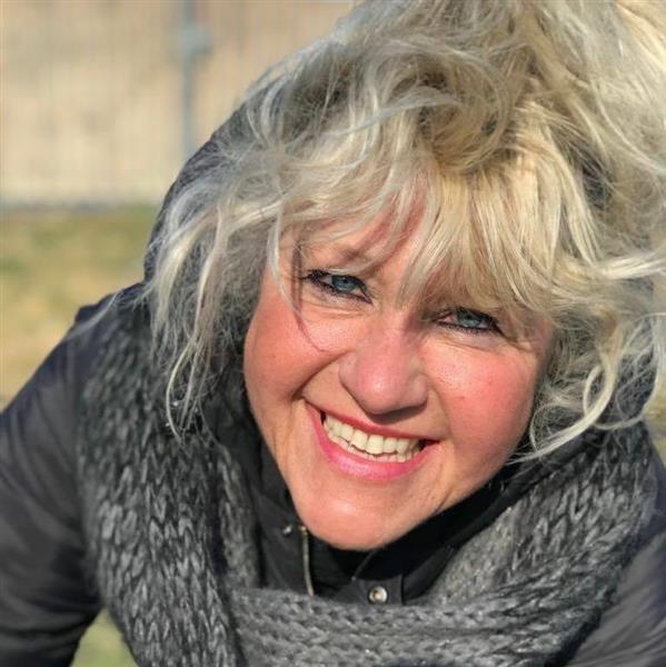 Grote foto ik zoek liefde geluk en die ene arm om me heen contacten en berichten vrouw zoekt man